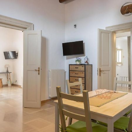 Palazzo Bianchi Domus Holidays Trani Esterno foto